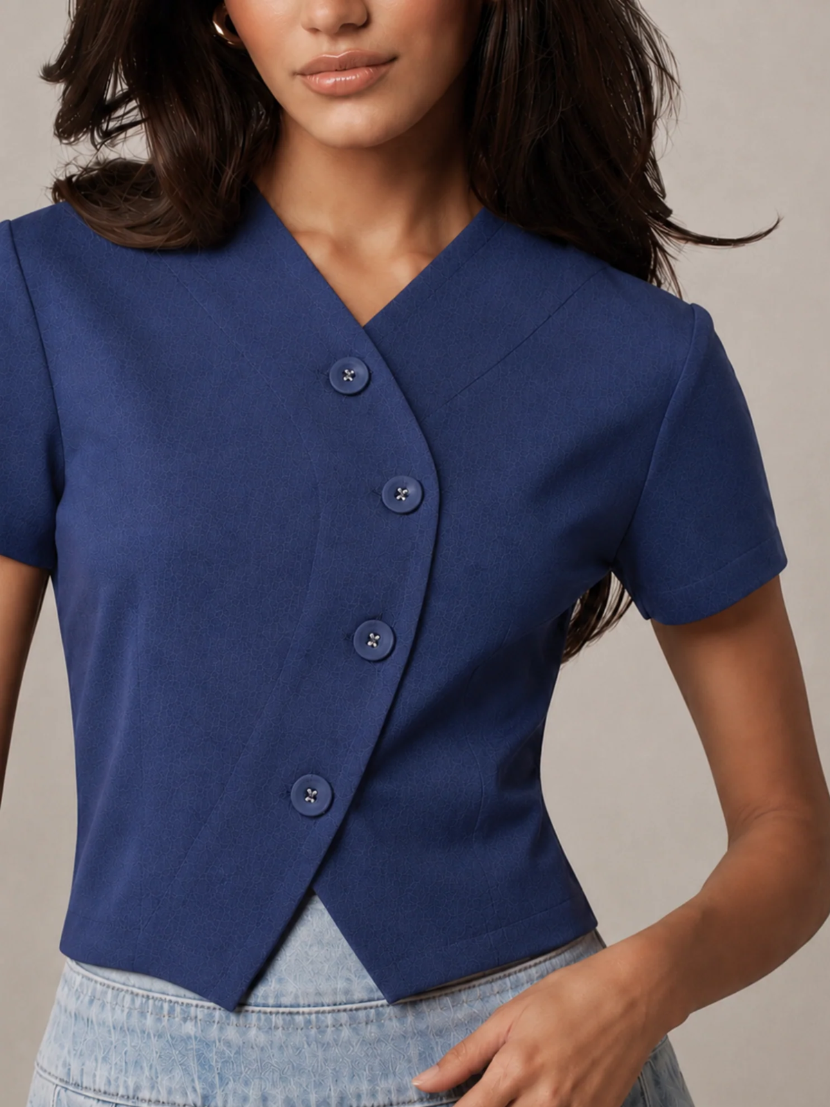 Detail of CHLOE blue short-sleeve V-neck crop top with four buttons